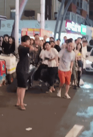 吉林长春，一男子当街向老外下跪引发众怒，现场骂声一片，而男子的迷惑行为也让这名老