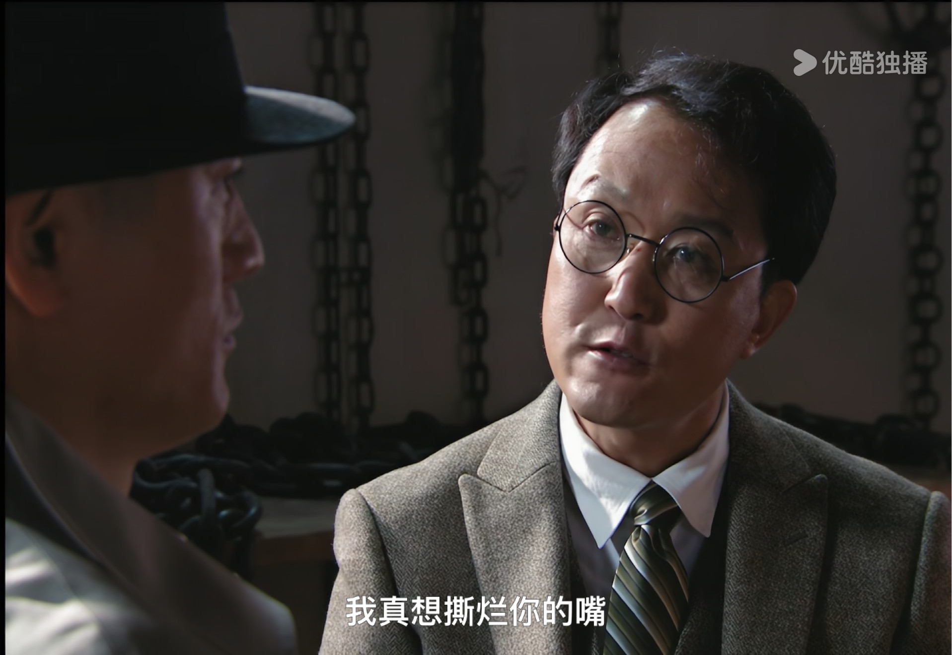 过年当你的亲戚在全家人面前说你时，你：