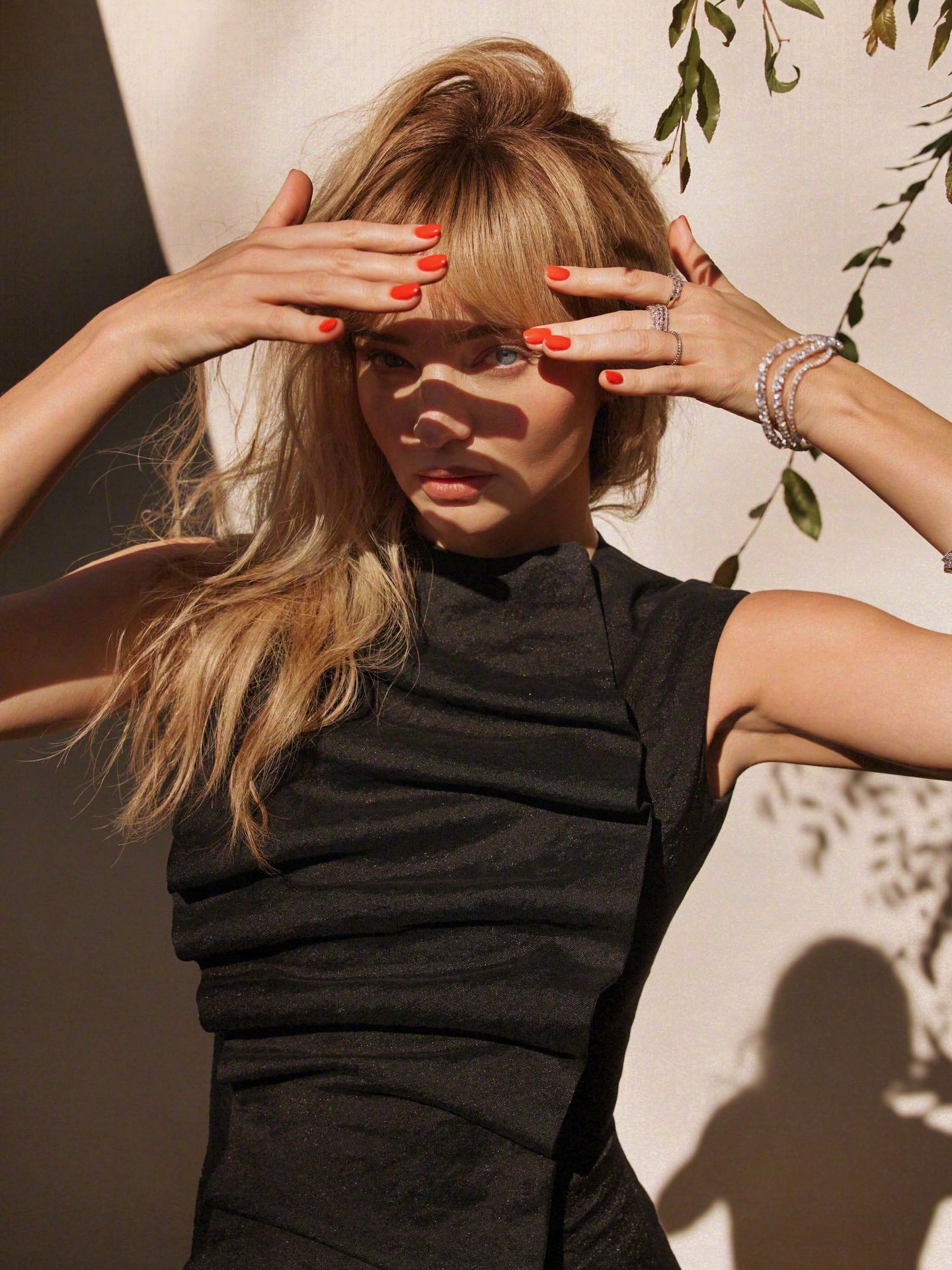 米兰达·可儿头戴金发身穿LV登上《marieclaire》澳大利亚版2026年