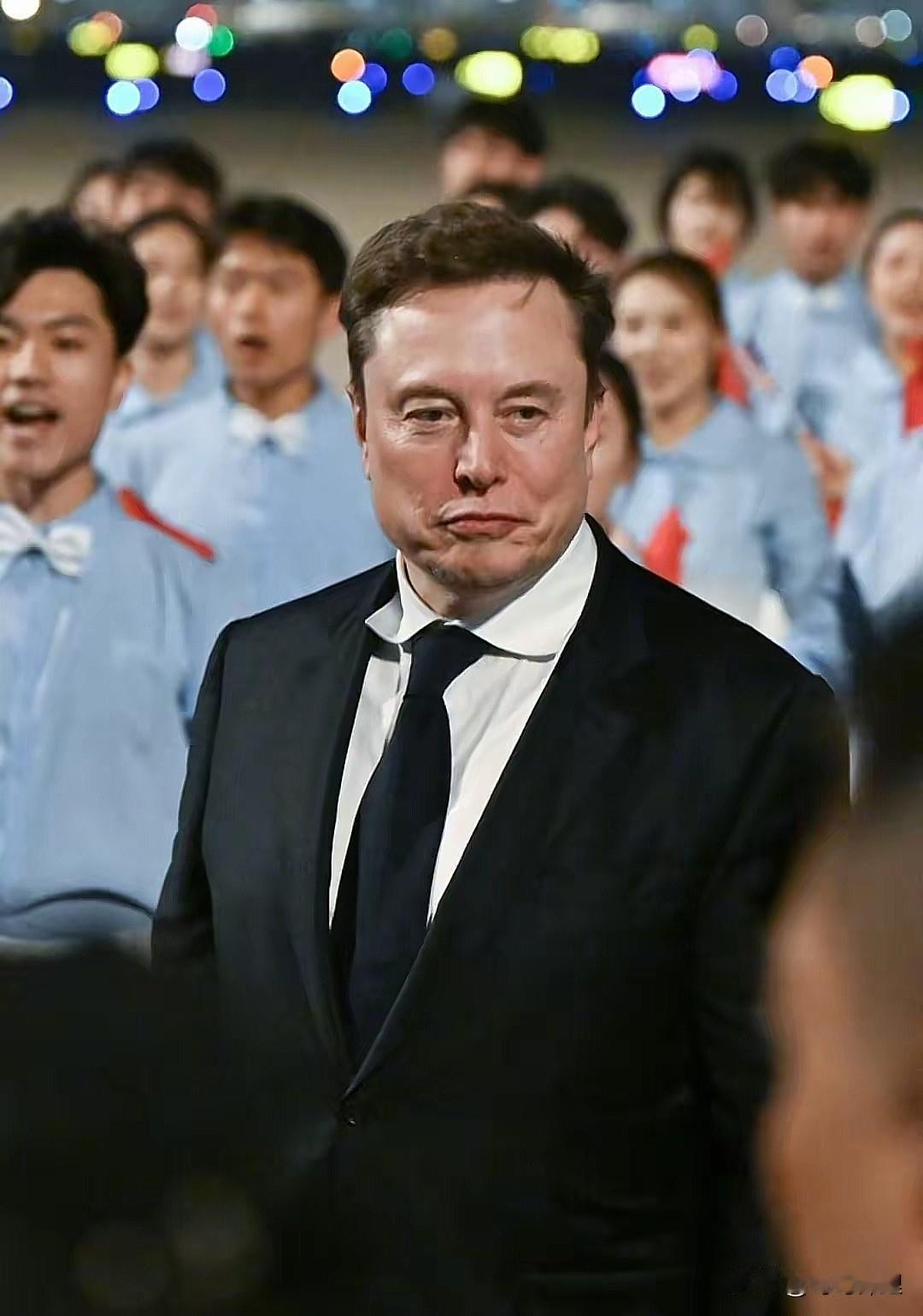 看到马斯克在欢迎仪式上那局促的样儿，我差点笑出声。身价几千亿的“硅谷钢铁侠”