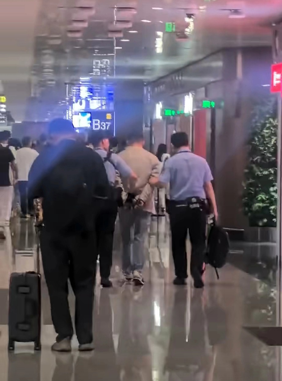 这接待规格真高，上背铐了！感觉不是车圈的事儿吧。直接上飞机抓人，这很严重的了。