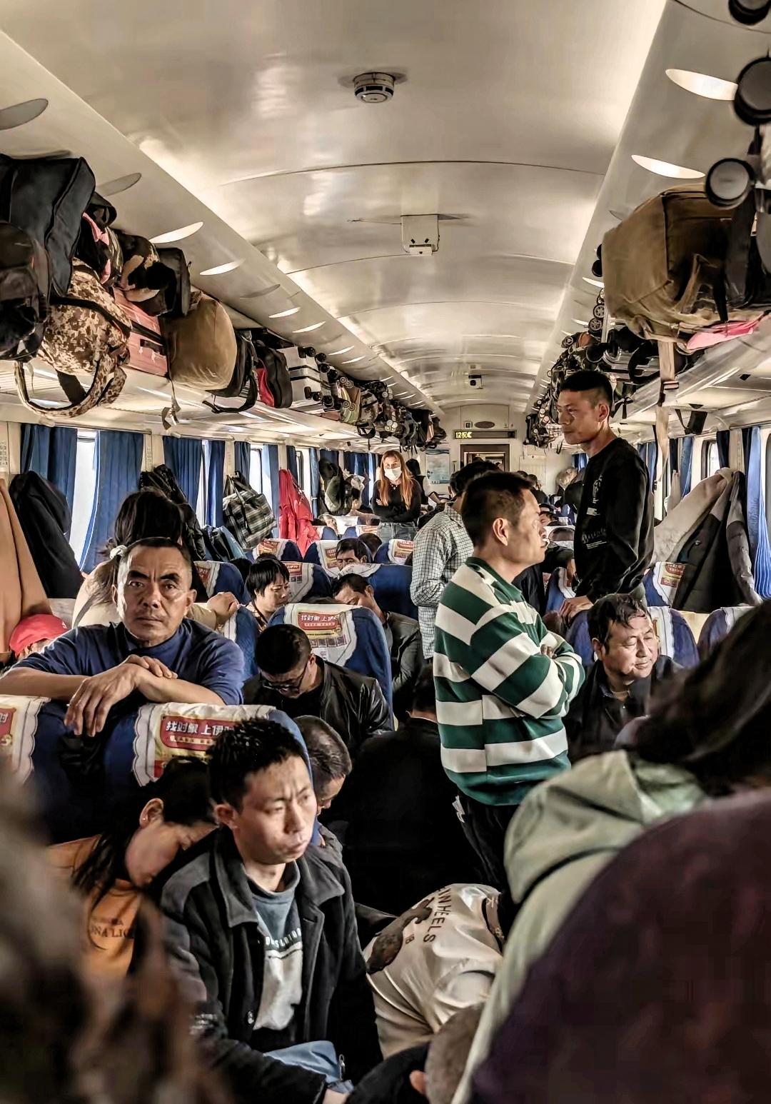 高铁懵圈了！飞机无语了，春运大幕开启，“绿皮火车”意外成为热门选择。即便