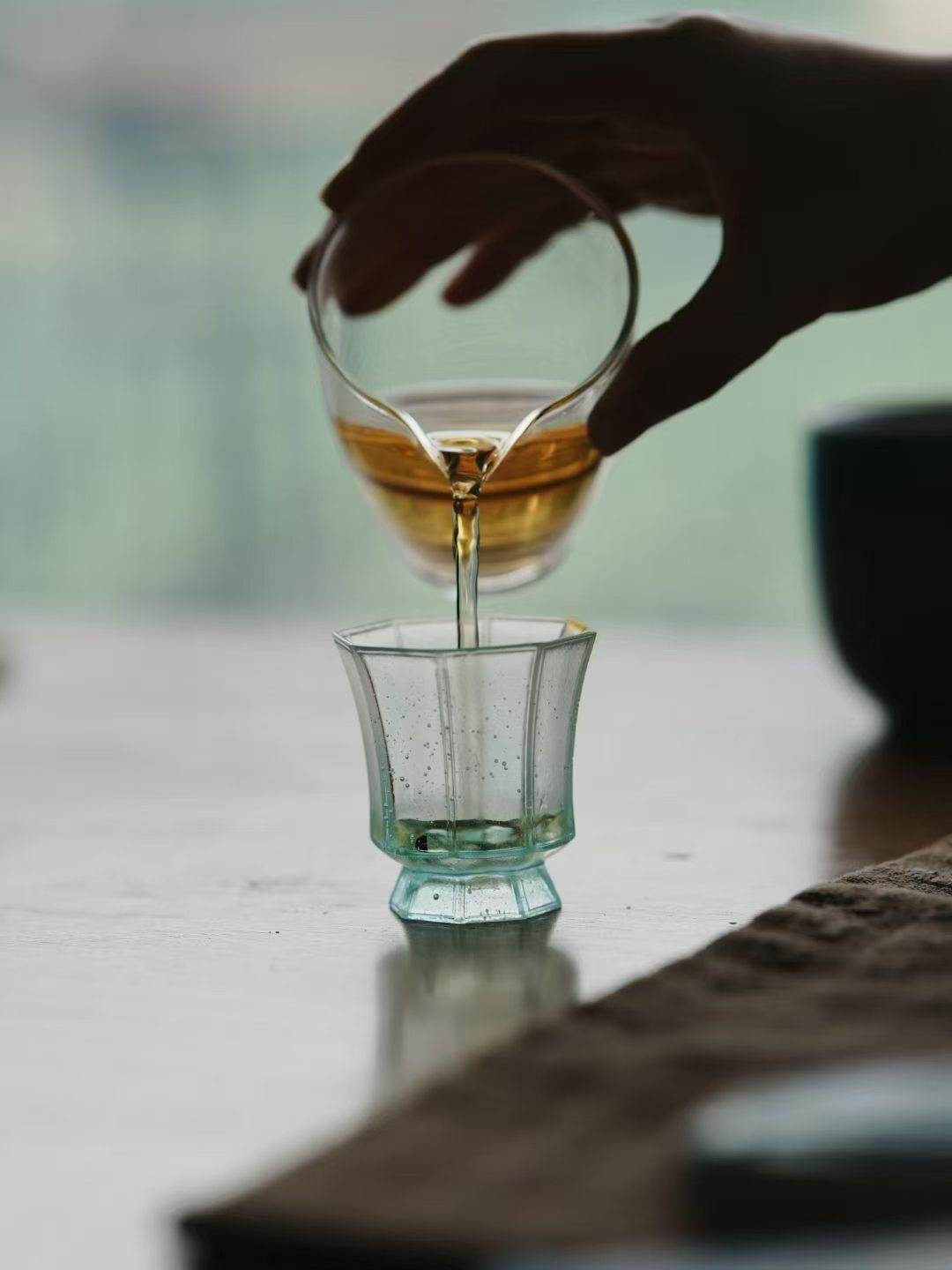 品茶赏器交友一壶水烧开，滚烫地冲进茶杯里，原本干枯蜷缩的茶叶瞬间被唤醒。