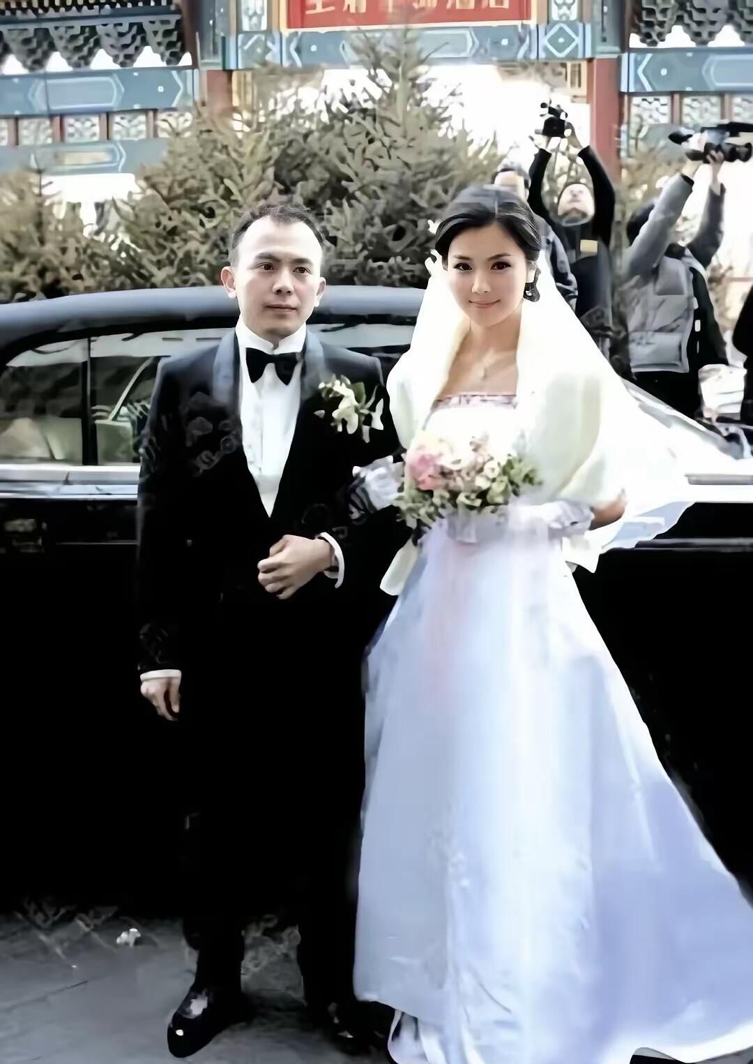 当年穿上婚纱的刘涛是那么的美艳，王珂娶到她真的是幸福啊。他们看着般配，无论是身高