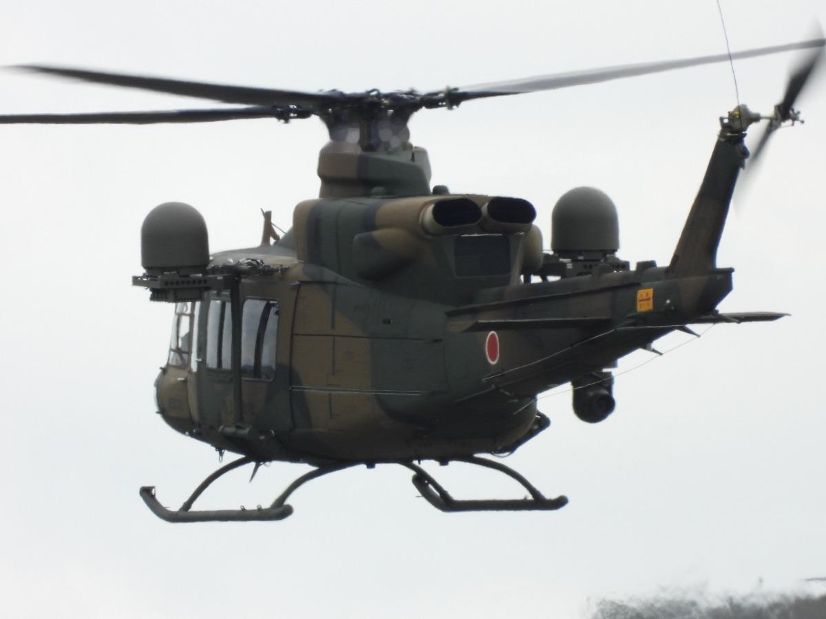 日本UH-2军用直升机神秘升级曝光一架机舱两侧顶部各安装1个球状圆柱天线的日