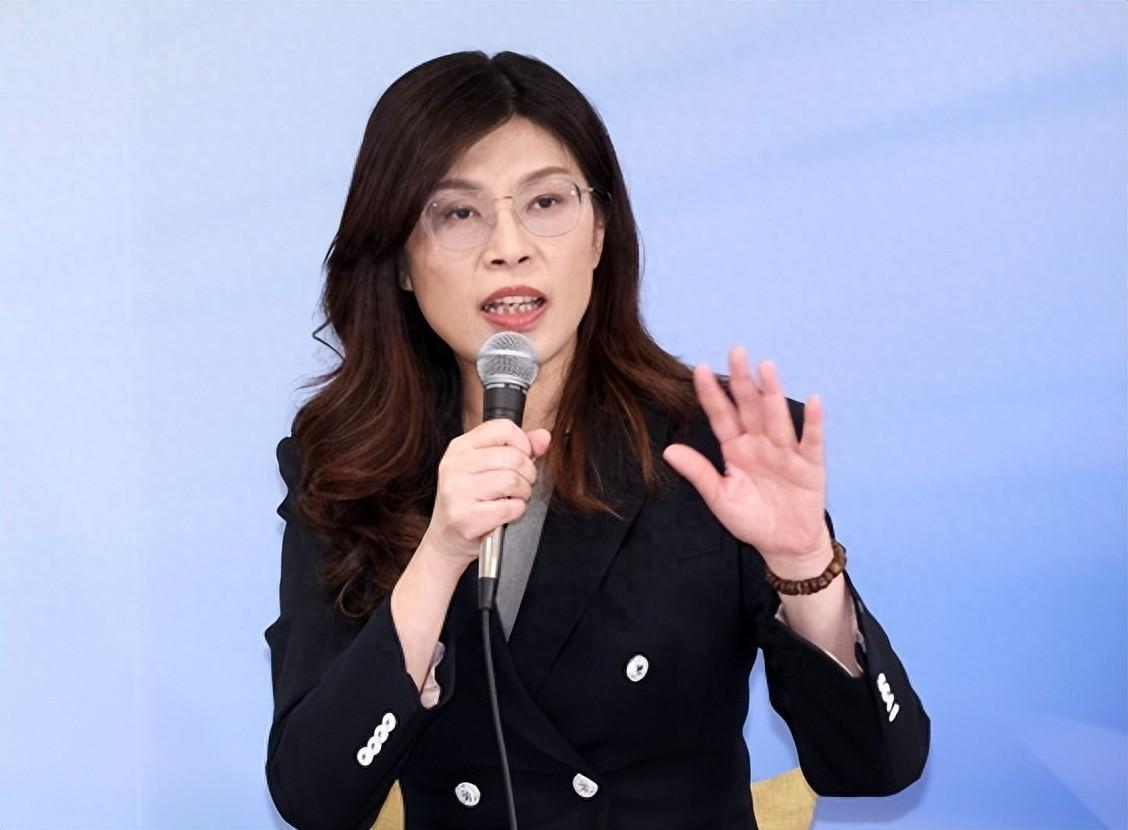 郑丽文现在估计肠子都悔青了。她后悔的不是向日本灾区伸了援手，也不是以个人名义
