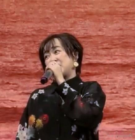 上海文旅这波操作着实硬气！日本歌手大槻真希演唱会正唱得酣畅，主办方径直拉闸叫停，