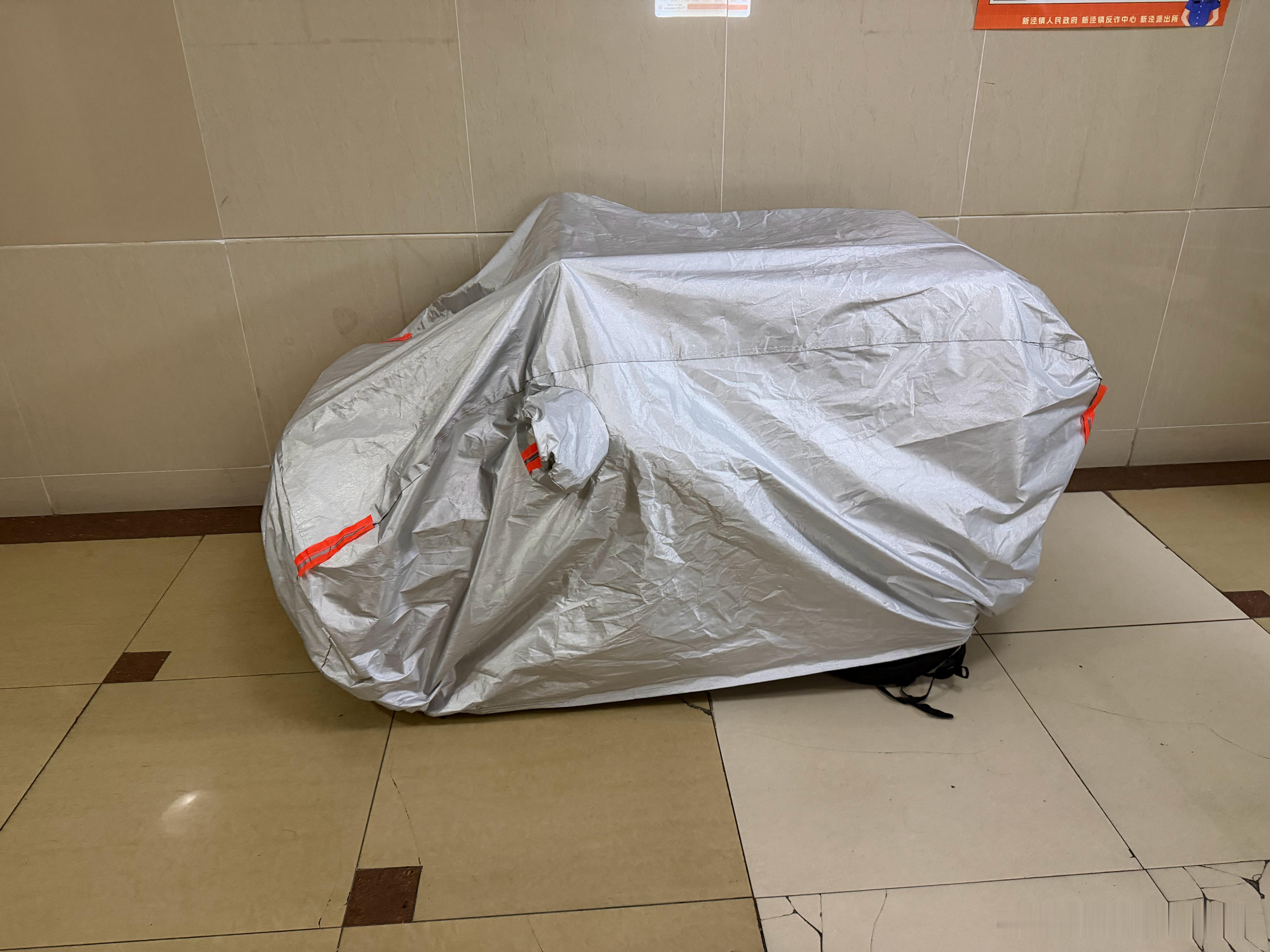 现在的小朋友真的幸福，小小年纪就开上了奔驰大G，还有专属车衣保护漆面，还有室内停