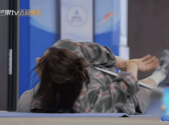 秦岚还记得自己是个明星吗看完这段彻底被秦岚折服，没有一点明星架子，玩游戏的样子比