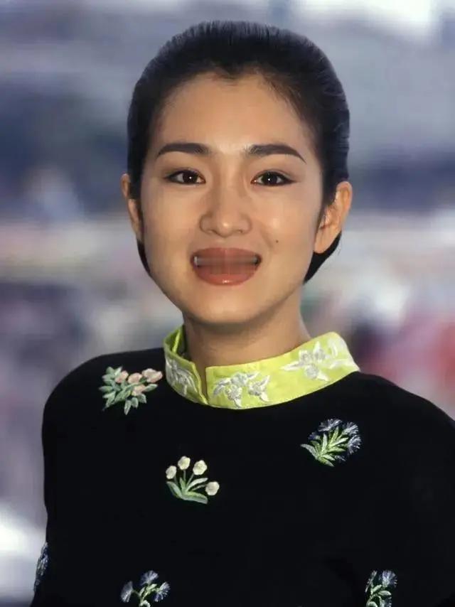 山东出了很多美女明星巩俐；济南大骨架厚重的力量美人，她不依靠浓妆精致，胜在舒