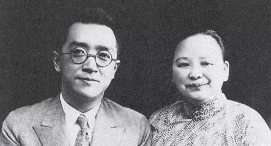 1917年，江冬秀等了13年，终于如愿嫁给胡适。新婚夜，江冬秀却让胡适睡地上，胡