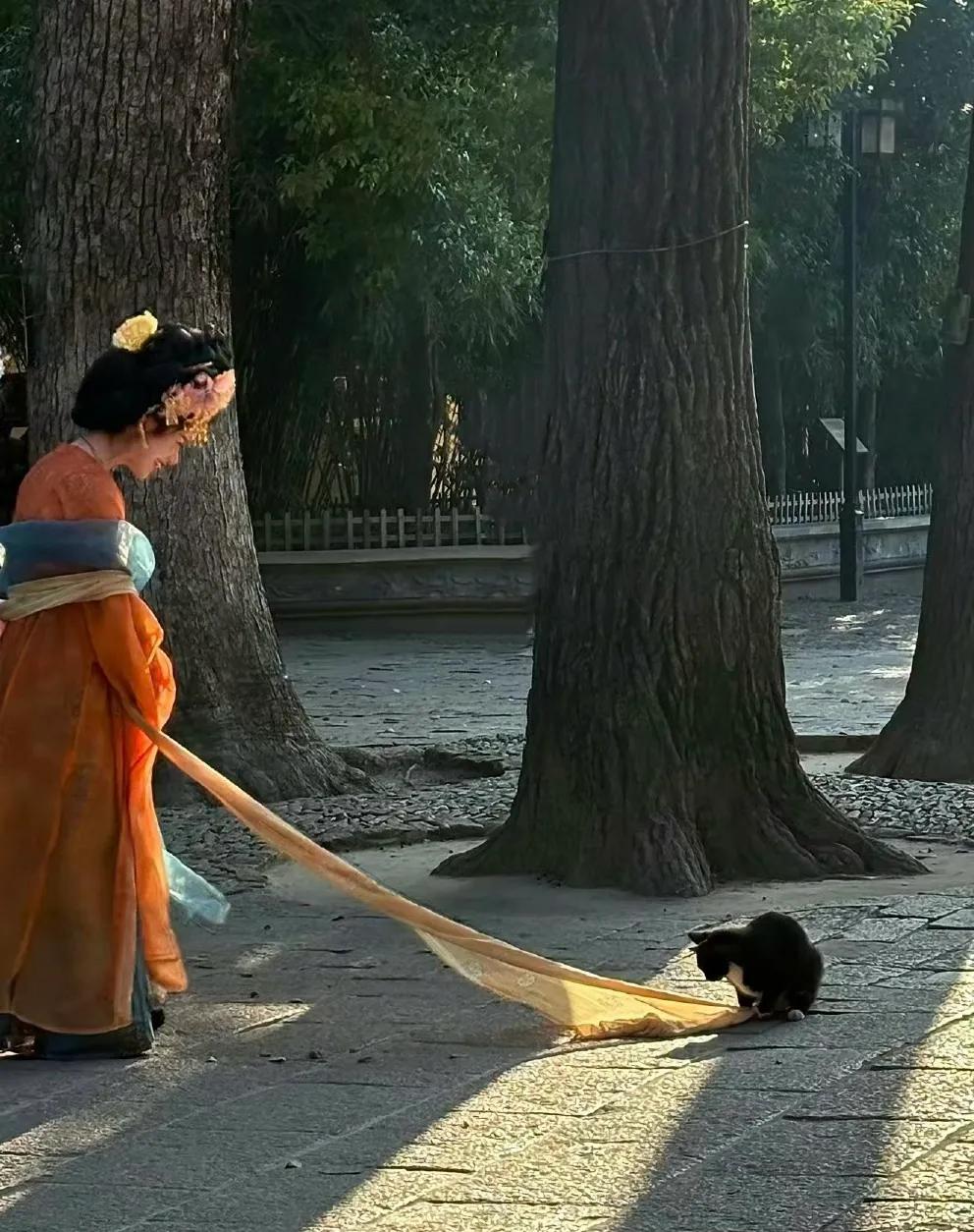 苏州西园寺西区园林的《簪花仕女图》苏州西园寺