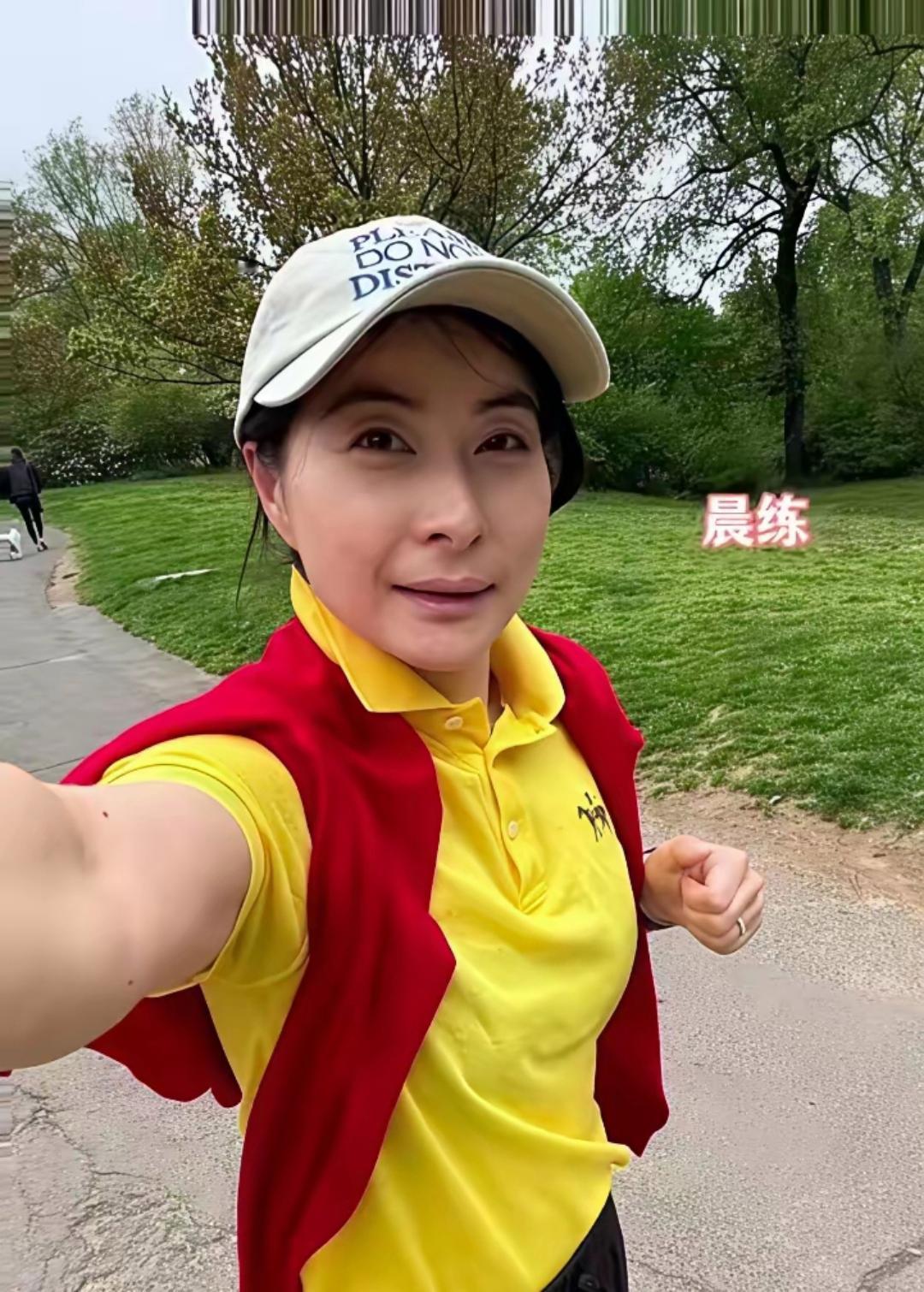 郭晶晶的晨练素颜照：皮肤白皙，心醇气和，眉黛青蛾，凤眼如虹，琼鼻秀挺，虽然眼袋明