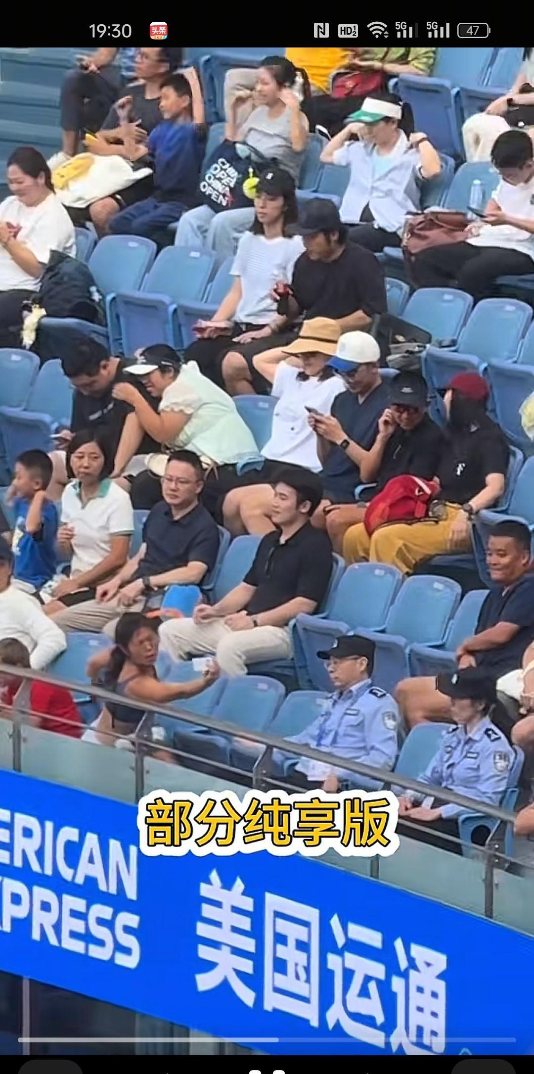 上海ATP大师赛现场扰乱秩序的炫耀女被叔叔们抬离了看台。真以为嫁了个老外就能享