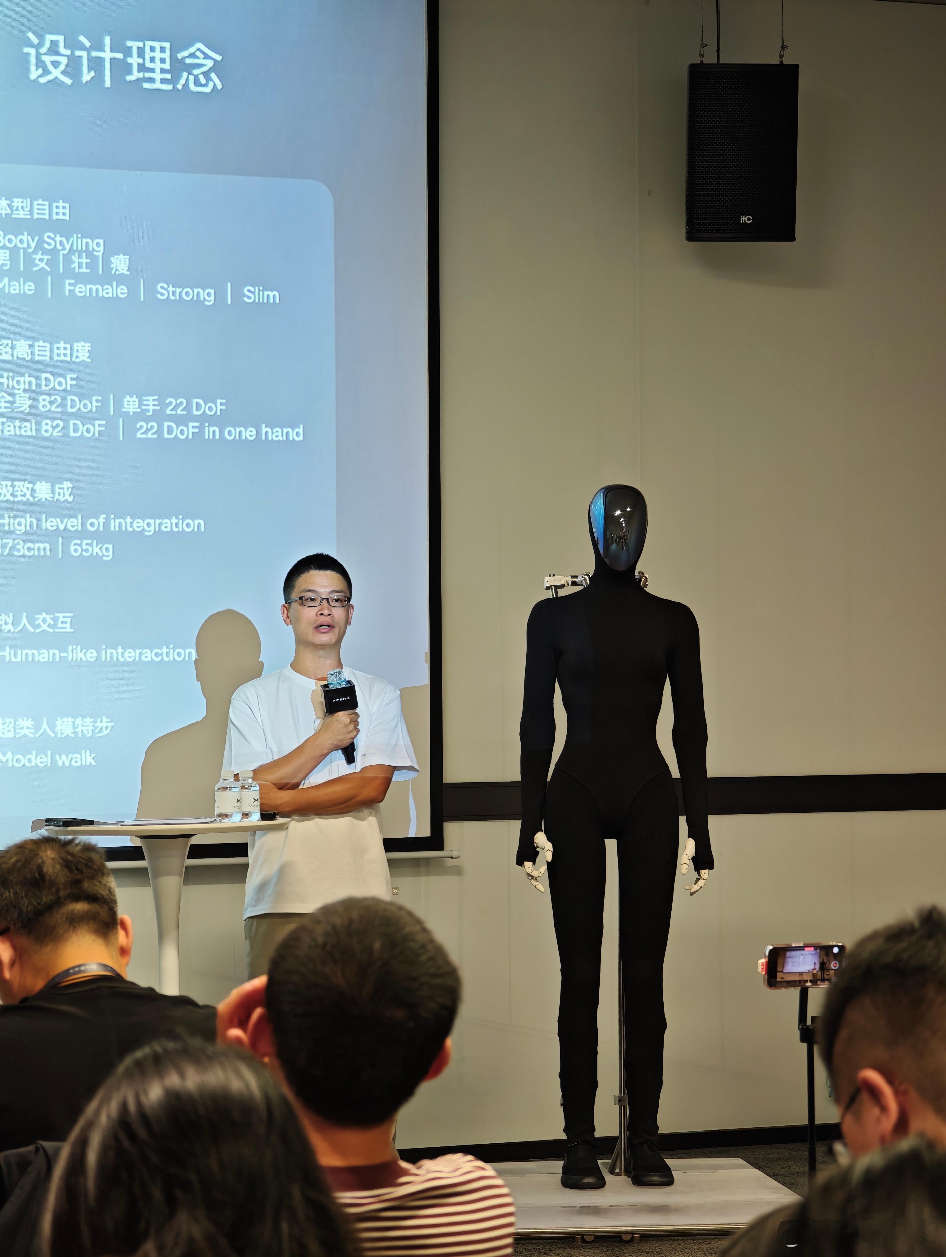 小鹏机器人负责人LC从侧面回答了网友们关心的问题，这个人形机器人有什么用？他举