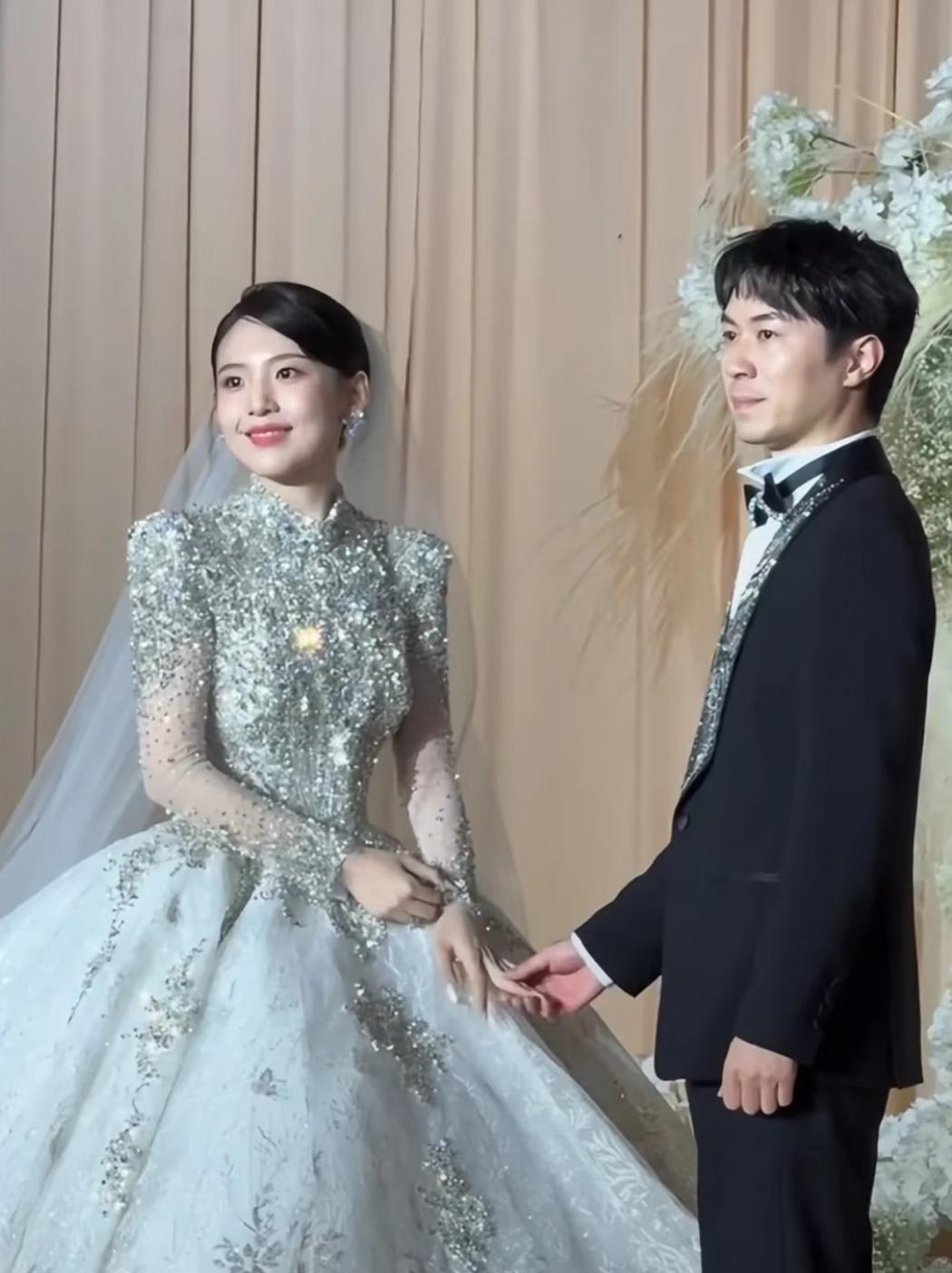 章若楠三妹结婚，23岁就嫁人啦！现在这个晚婚晚育的社会环境下，23岁就走入婚姻