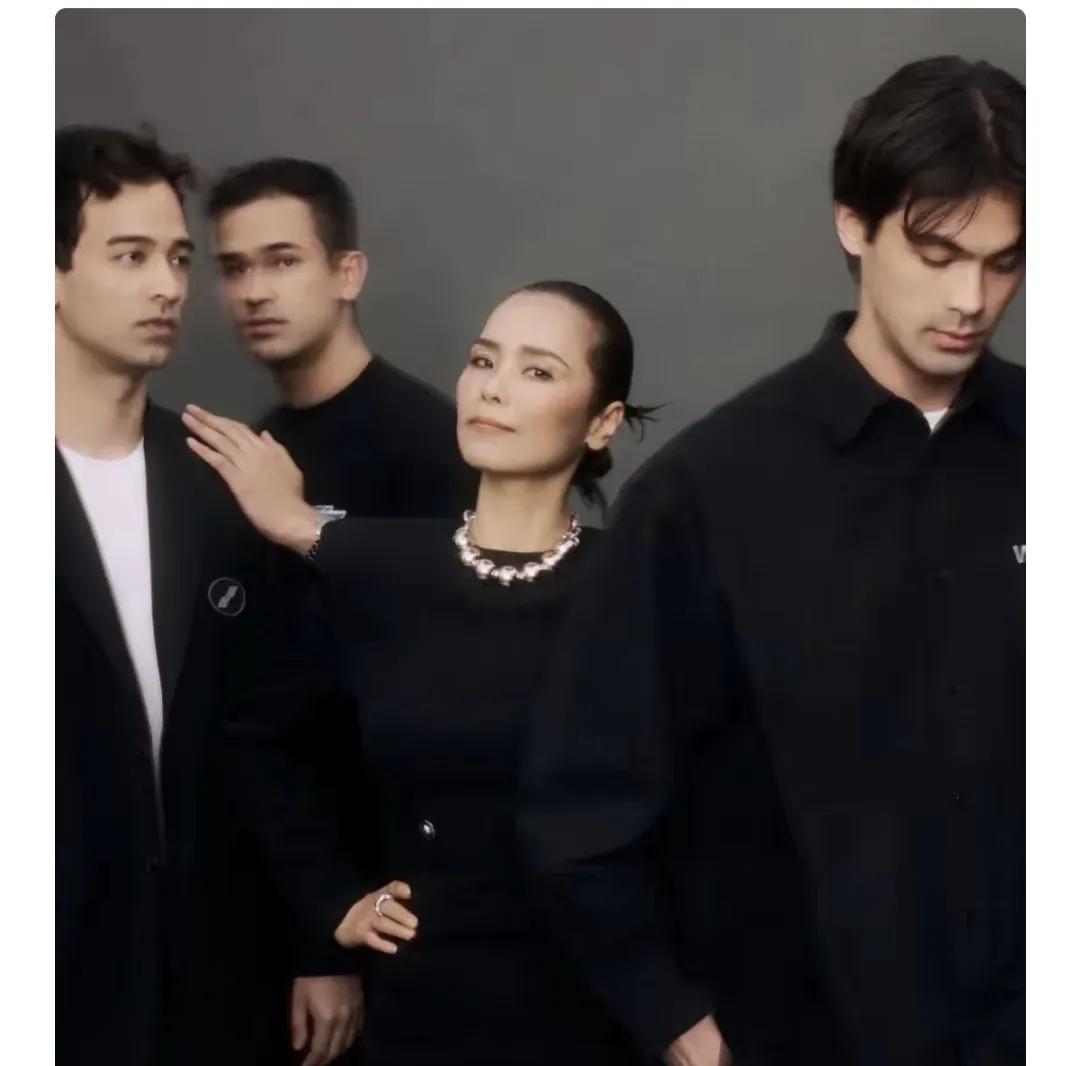 回头去看韦唯的离婚，感觉她真的挺傻的。虽然韦唯跟李静对话的时候，说自己作为一个妈