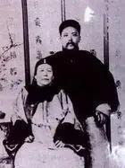 1901年，直隶总督袁世凯母亲去世，他回乡葬母。哪料，袁家族长袁世敦却说：你母亲