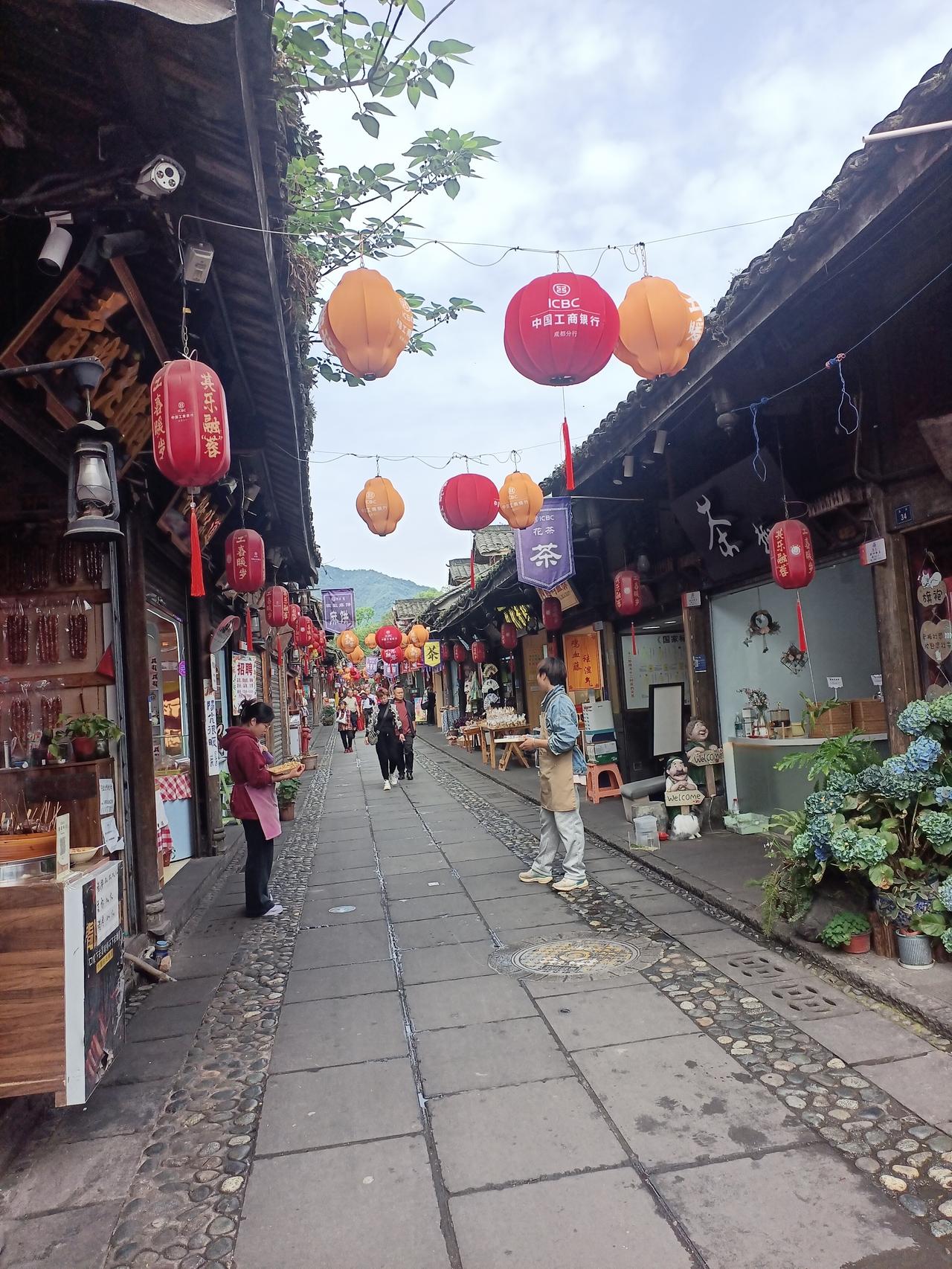 今天五一，很多人出去旅游，我们旅游回来了。今天上午八点下高速到家。这