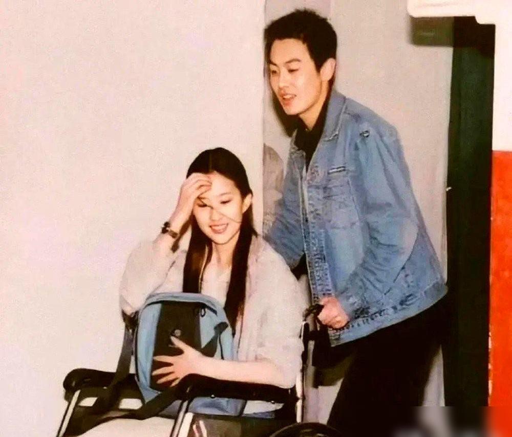 你敢信？刘亦菲拒了黄晓明2亿的婚礼，却素颜挤朱亚文的小众婚礼拍张照就走？15