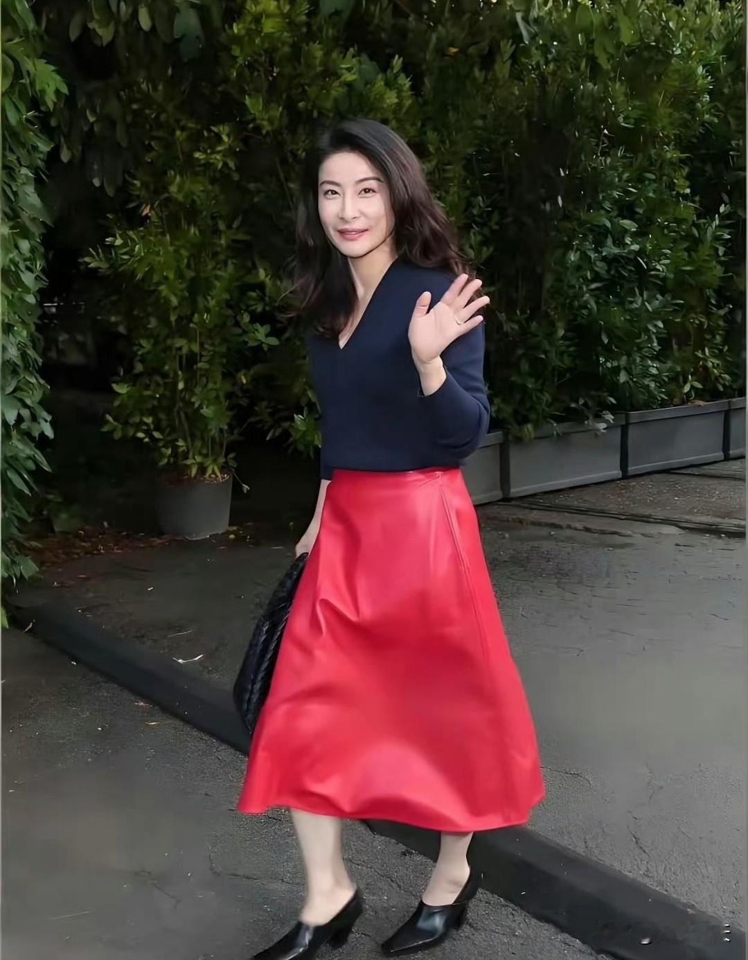 郭晶晶米兰时装周美得让人睁不开眼，从容的走伐，走出了个性，走出了大嫂的自信​​