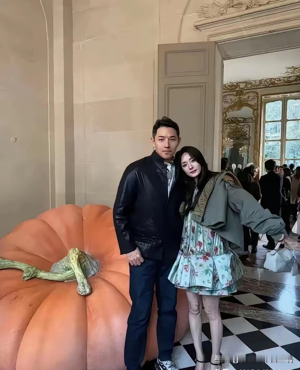 脸依然很少女感，但腿怎么回事？是不是因为太瘦了的原因，膝盖那儿的皮肤好松弛，还是