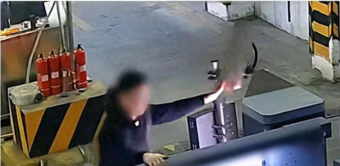 南宁深夜车库混战后续：霸道业主嚣张复仇，损失近万全员被捕！🤫最近在南宁一