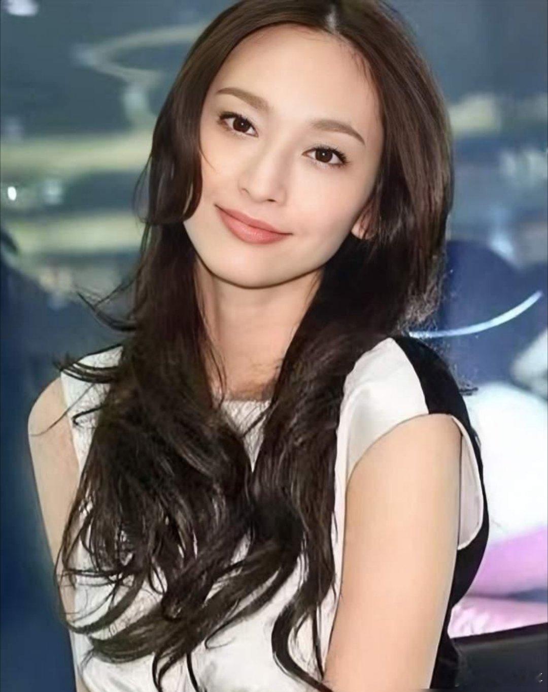 曾经被嘲“豪门梦碎”的吴佩慈，如今倒像是躲过了一劫？最近她“婆婆”崔丽杰因涉嫌违