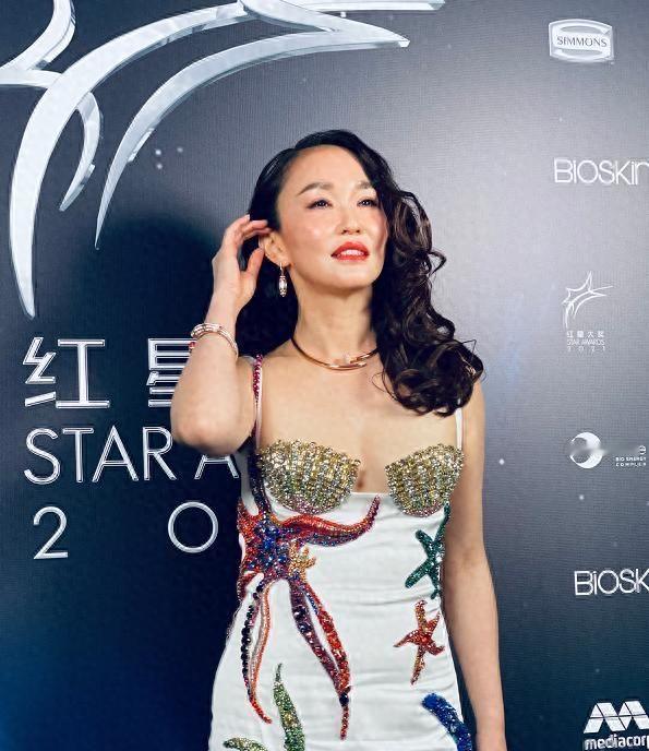 53岁范文芳放开了！穿吊带裙秀曲线，一头长卷发大变样，性感不输小姑娘
