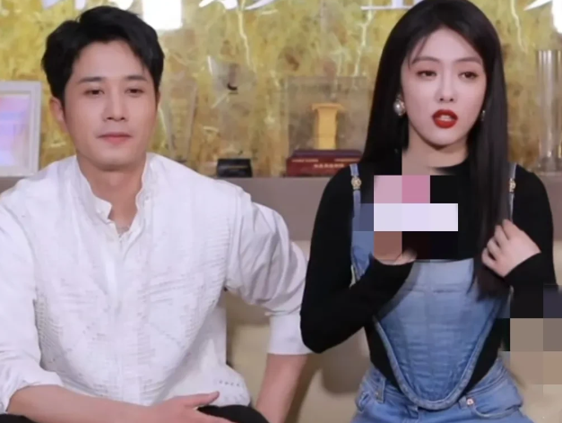 蔡文静笑着爆料彭冠英:“第<em>一</em>次我们拍《阳光之下》的时候，<em>突然有一天</em>，我妈妈当时在