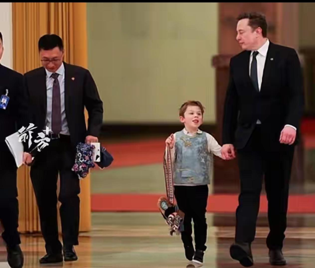 马斯克确实与众不同，带儿子参观人民大会堂，孩子一身中式打扮，细节里透着全是尊重！