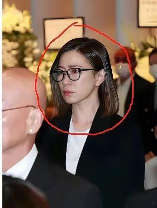 万万没想到佘诗曼🔥了，不是因为新剧，而是她在许绍雄追悼会上的素颜。许绍雄追悼会