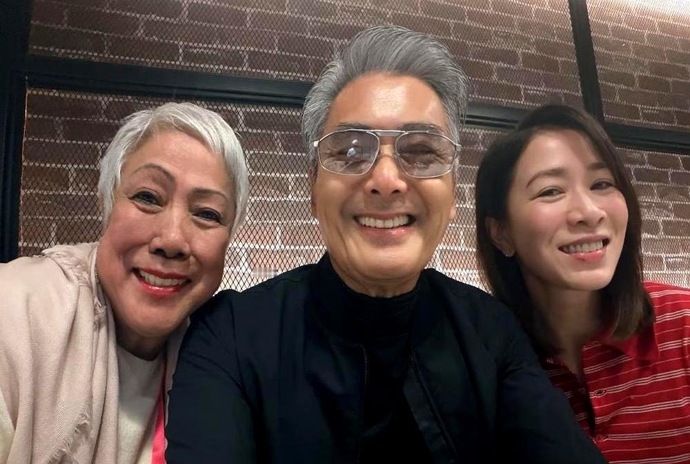 佘诗曼2亿家产，一分不给男人。你看照片里她旁边那两位，黄宗泽吴卓羲，瞬间就显得幼