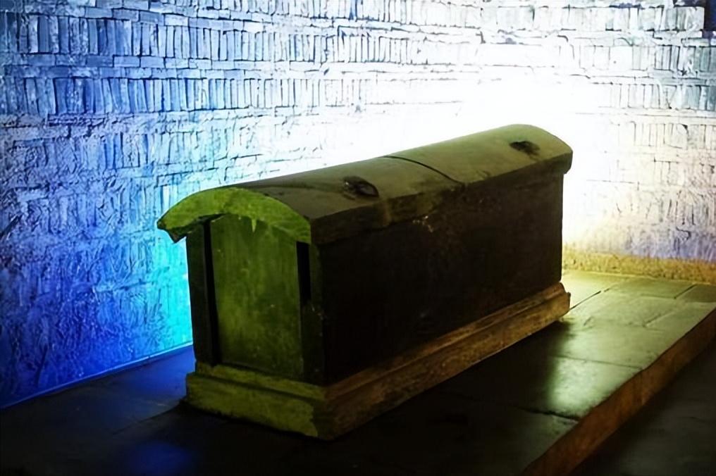 1945年，王绍义终于用炸药炸开了康熙帝景陵的地宫，当尘埃散去，六口棺椁如同沉睡