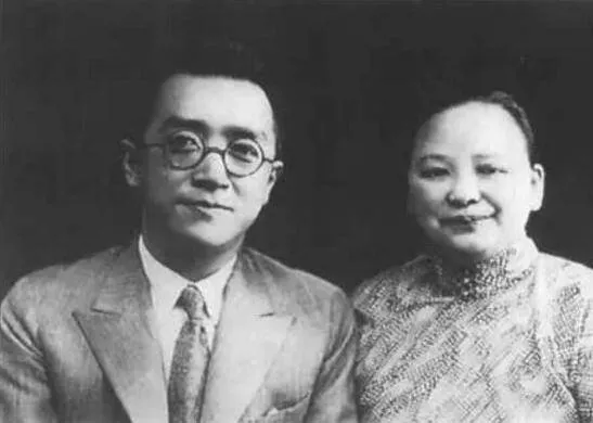 1923年，32岁的胡适在杭州养病期间出轨他的表妹曹诚英，不久曹诚英怀孕。胡适硬