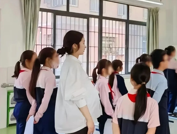 杭州怀孕八月班主任穿孕妇装被举报，家长的行为为何让人心寒？在教育的舞台上，