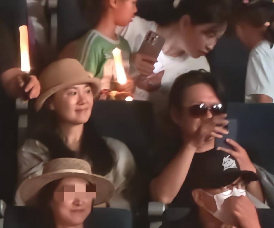 演员咏梅和她老公栾树在杭州看演唱会，两人约会难得被偶遇，56岁的咏梅素颜到场，气