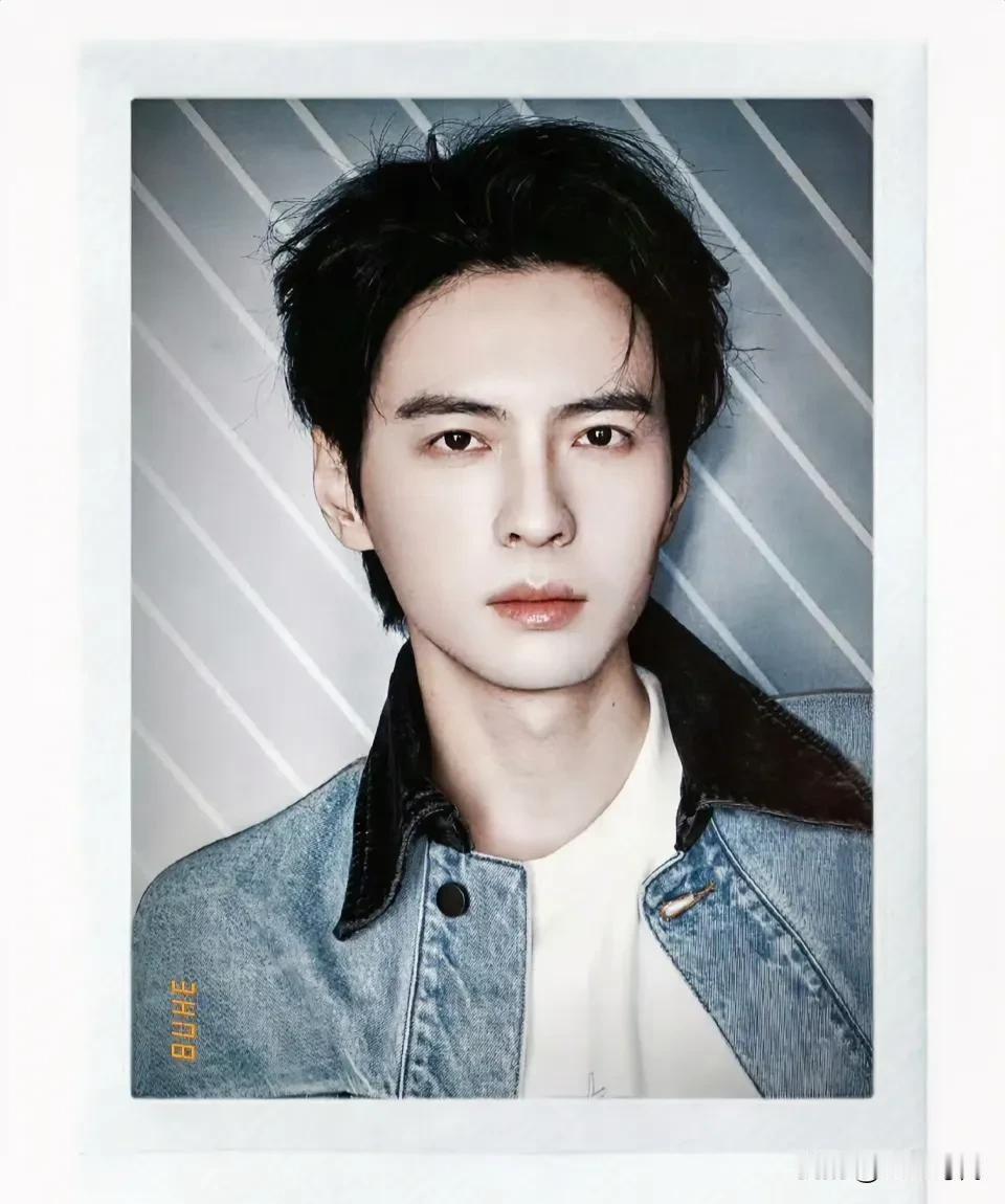 蒲熠星简短科普31岁，本科毕业于南京大学，硕士毕业于约翰.霍普金斯大学，此男不