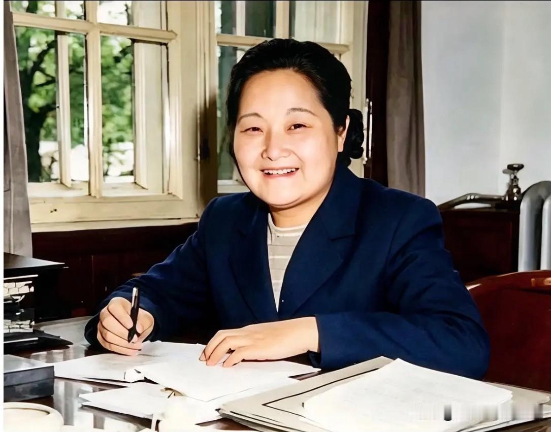 她就是新中国第一位女部长，也是新中国首任卫生部部长。作为妇女解放先驱，她深耕妇幼