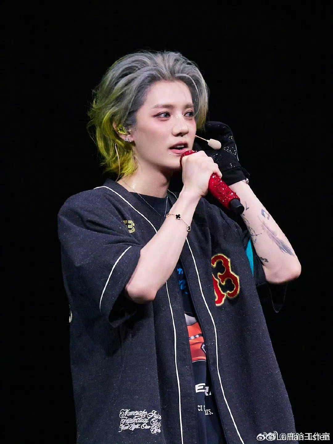 鹿晗渐变头发鹿晗是什么造型天才？蓝绿渐变发色往头上一搭，少年感直接冲破屏幕！这