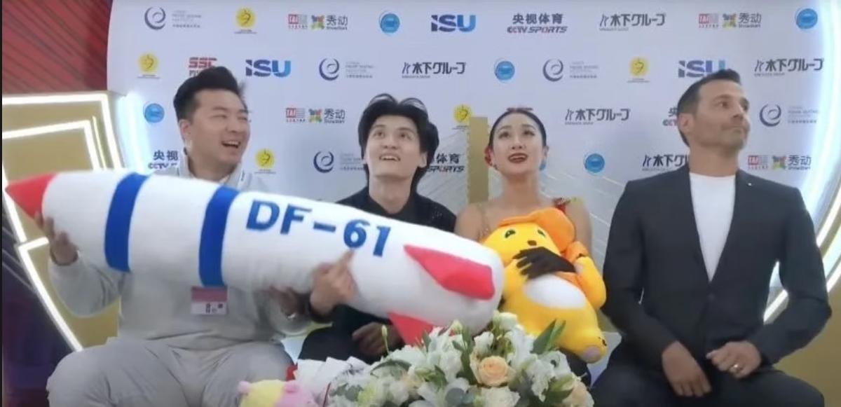 就一个东风的玩偶,国外媒体也破防?还启动调查?查啥?10月25日的花滑大奖赛