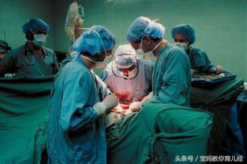 49岁高龄产妇赌气拼二胎, 孩子顺利出生后, 儿媳大怒甩门离开