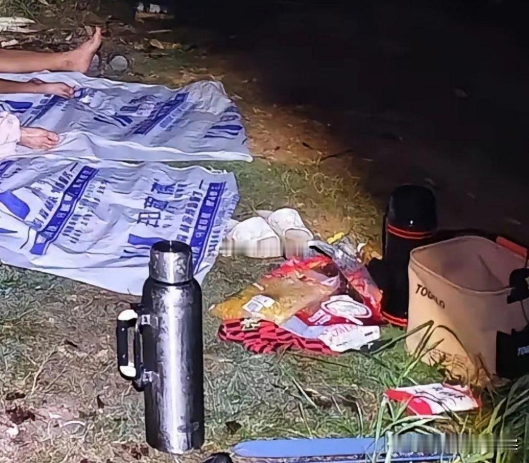 大晚上看到这一幕，怪吓人的啊！