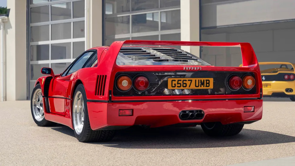 1987年诞生的F40，以碳凯夫拉纤维车身、双涡轮V8引擎和201mph极速，成