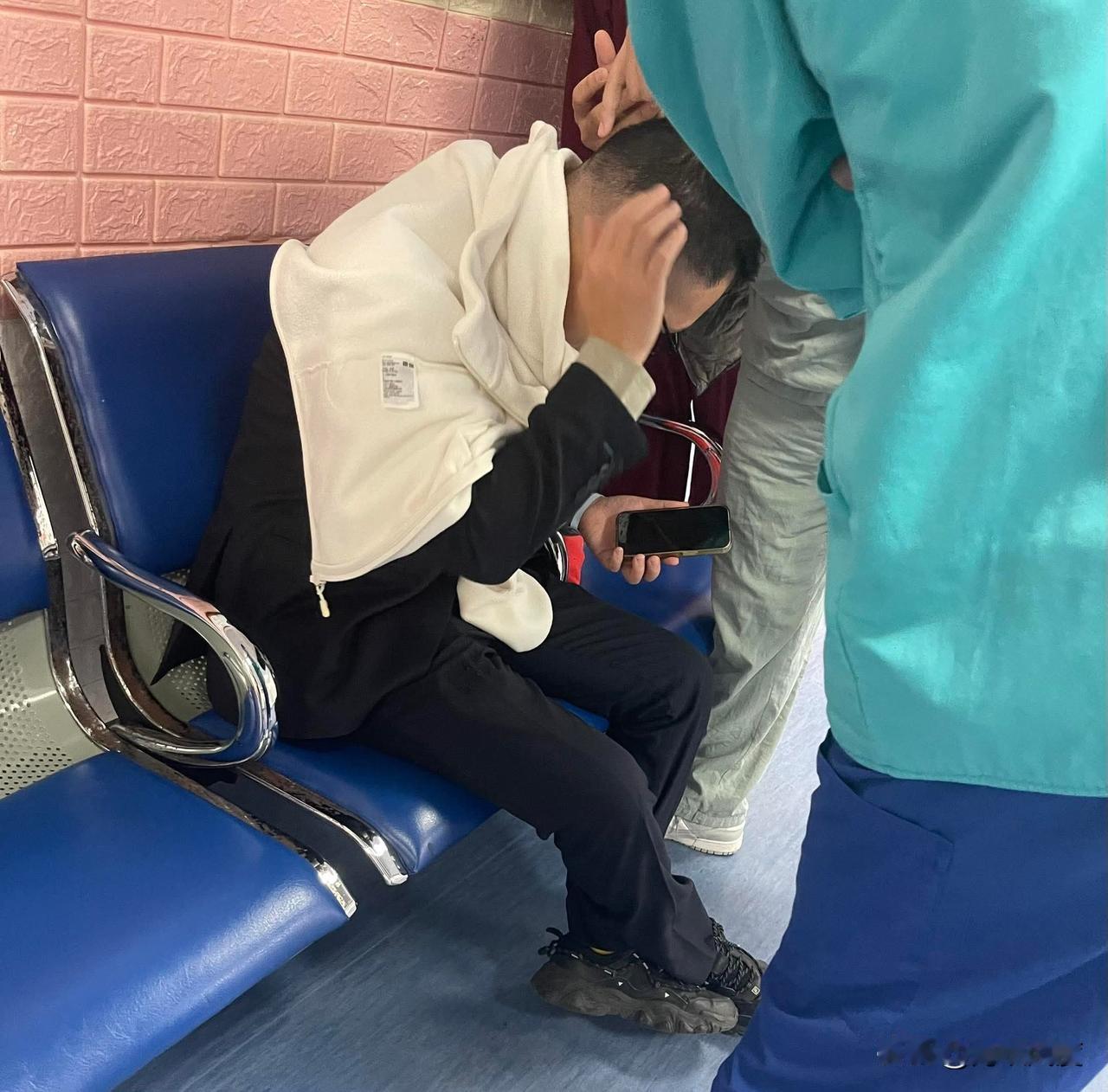 游智彬今被沈伯洋指使一群黑衣狂殴游智彬，并勒颈将游打倒地在。沈伯洋、矢板明夫现