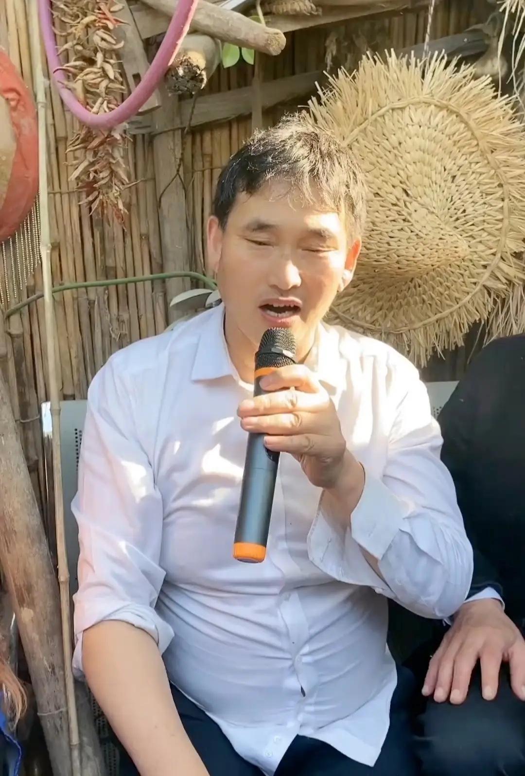 大衣哥女儿朱雪梅结婚，新郎是普通农民家庭，初中学历日常干农活，这事儿乍一看有点意