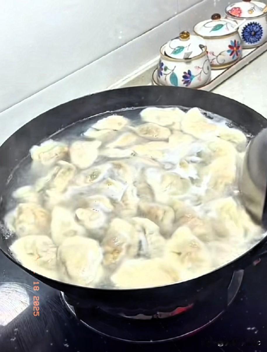 山东淄博一位儿媳起床闻到饺子香，发现婆婆已经煮好开吃却没叫她，举着手机冲进厨房“