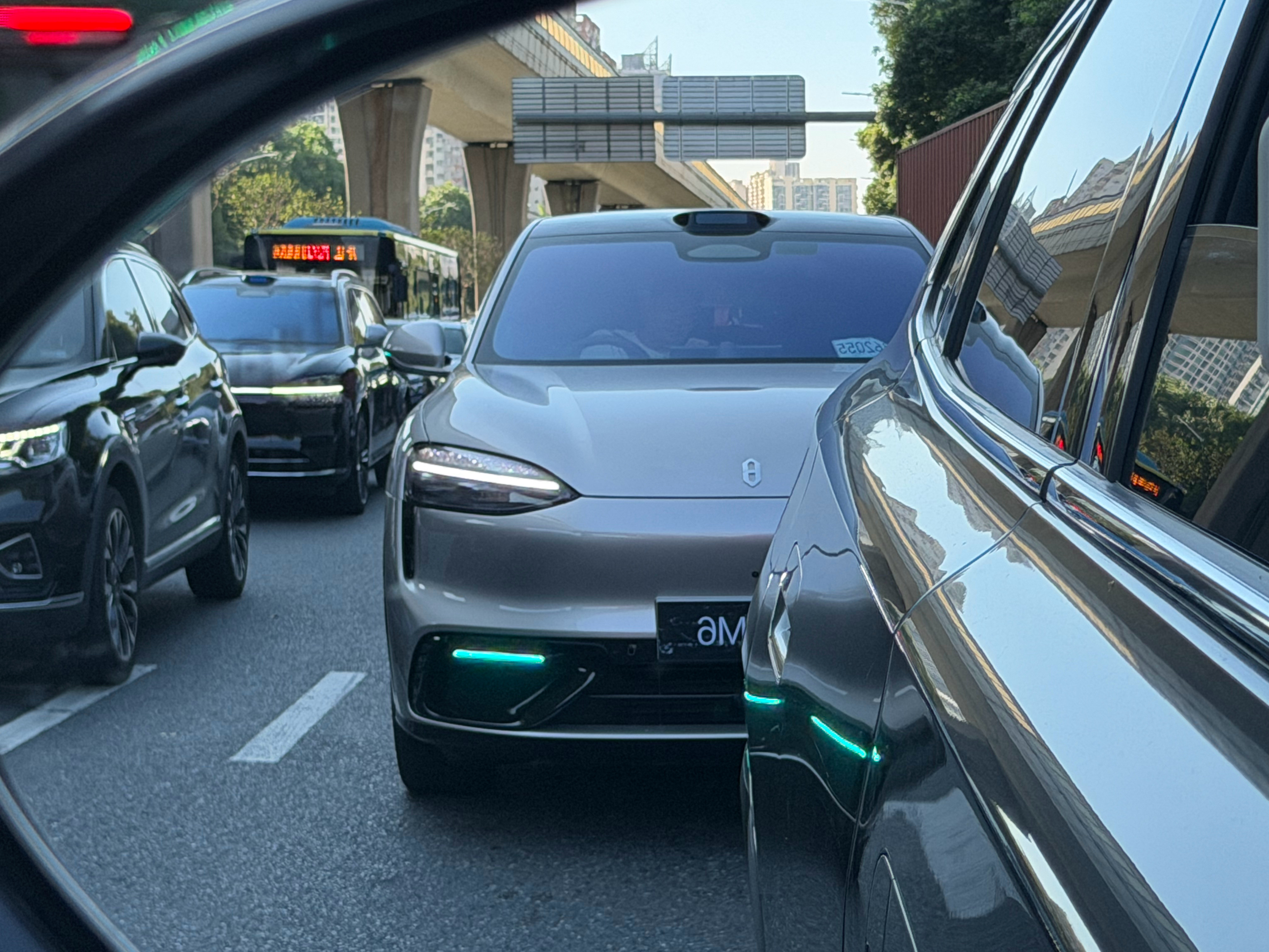 一前一后的，牌都还没上小蓝灯已经开起来了现在大伙都越来越爱用辅助驾驶了深圳