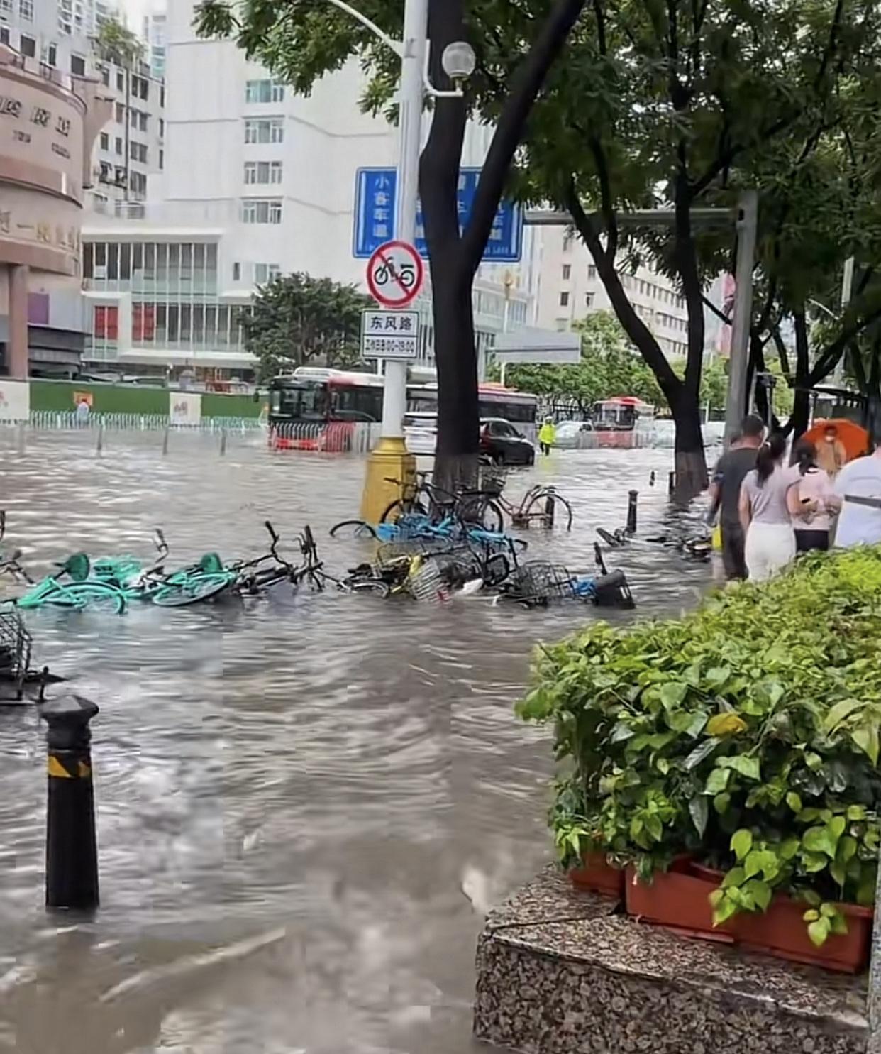广州还是回到了“落雨大，水浸街”的情景了！东风东路都会浸成这样，更是少见。广