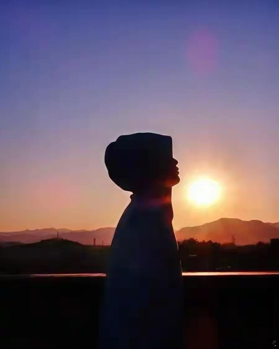 被苏格拉底这段话点醒了：“有人诋毁你一句，你失眠两晚，他就伤害了你两晚；你若耿耿